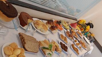 Free daily buffet breakfast