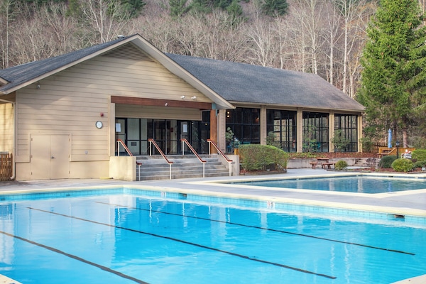 Una piscina techada, 2 piscinas al aire libre