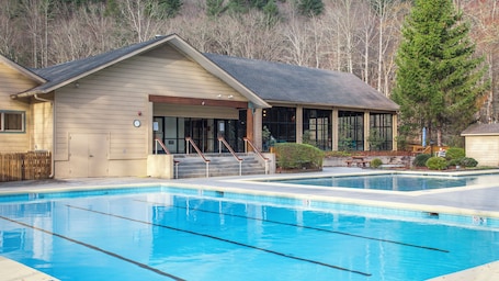 Una piscina techada, 2 piscinas al aire libre