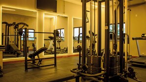 A gym with various exercise equipment, mirrors, and a treadmill. - Pena Branca Hotel e Eventos (Santo Antonio de Jesus)