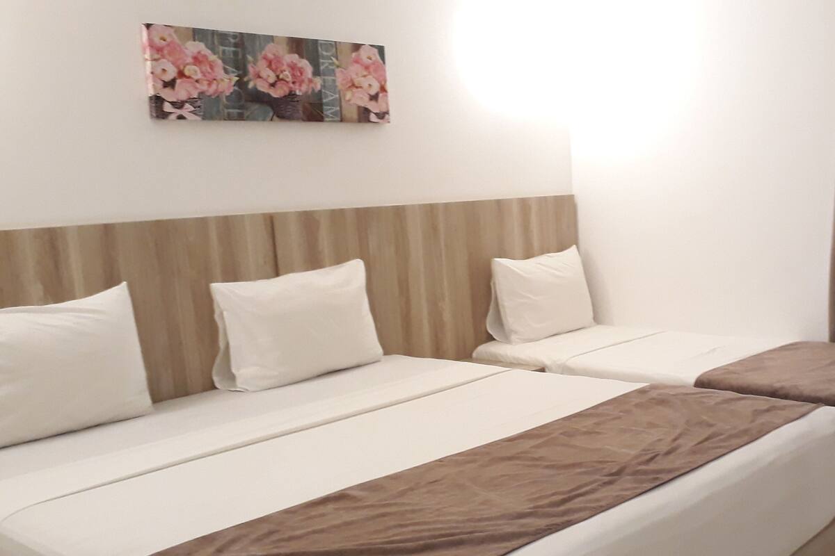 Minibar, bureau, espace de travail pour ordinateur portable