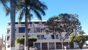 A multi-story hotel with a sign reading "HOTEL IMPERIAL". - Hotel Imperador (Caldas Novas)