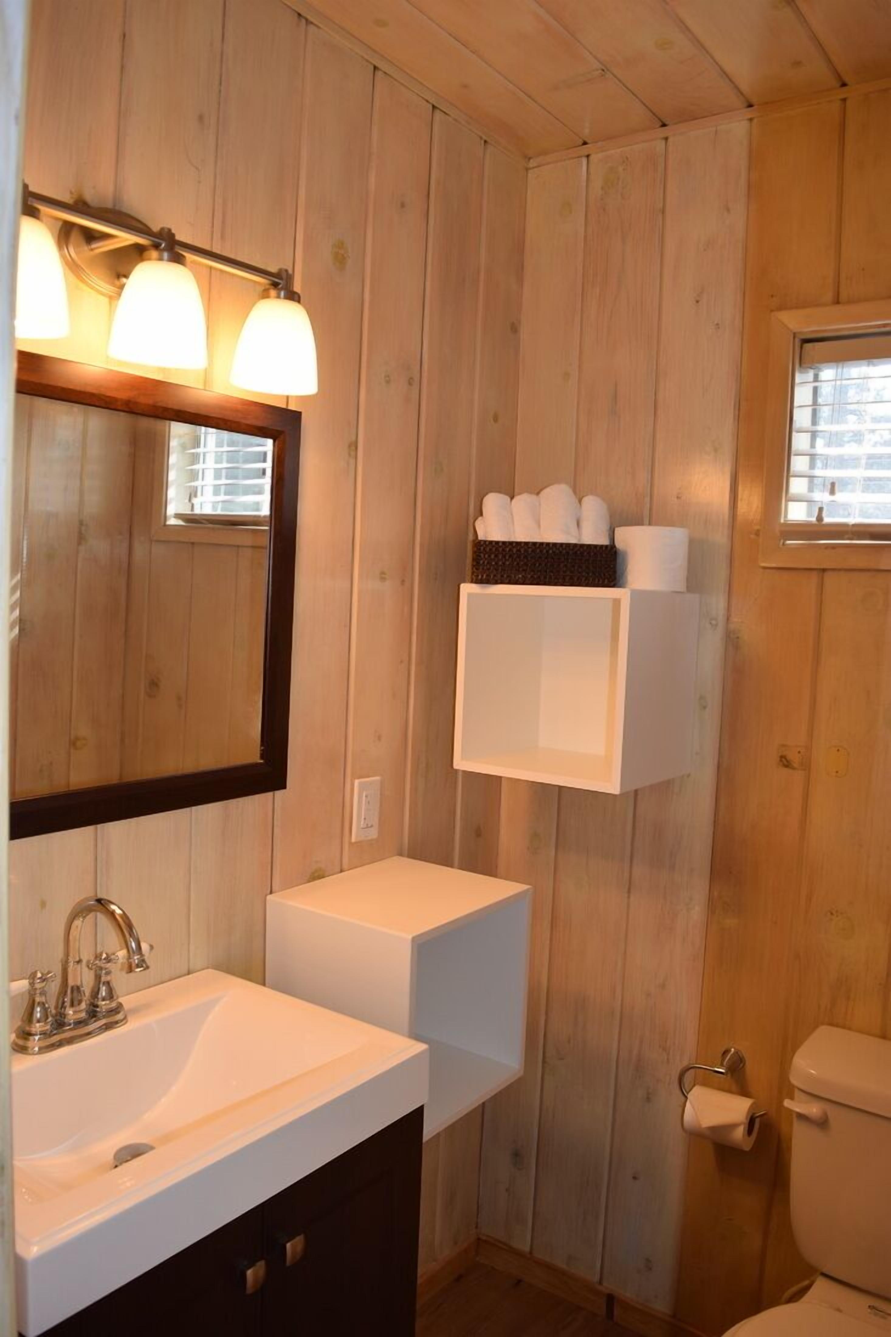 cabin, 3 bedrooms, mountain view | bathroom | combined shower/bathtub, free toiletries, towels