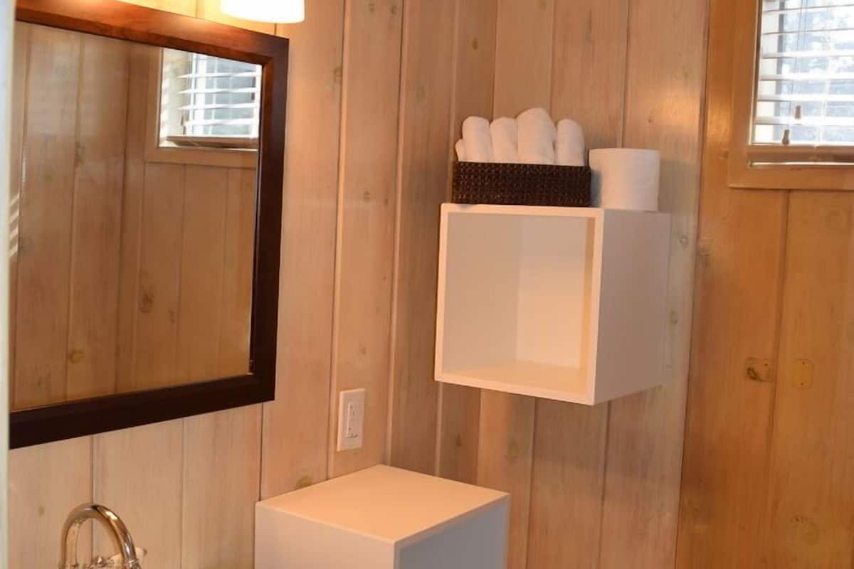 cabin, 3 bedrooms, mountain view | bathroom | combined shower/bathtub, free toiletries, towels