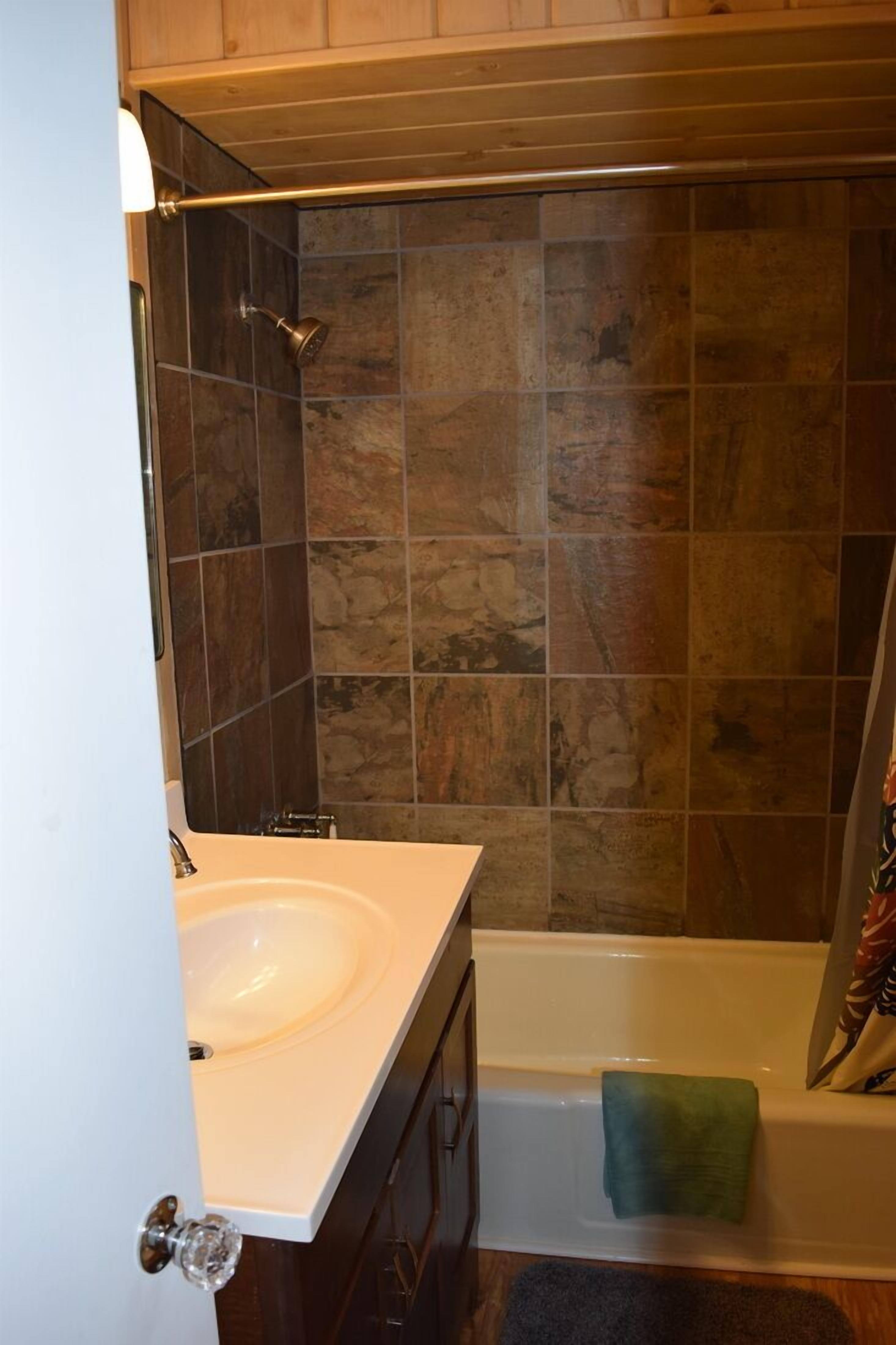 cabin, 3 bedrooms, mountain view | bathroom | combined shower/bathtub, free toiletries, towels