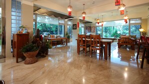 Un comedor amplio con mobiliario de madera y faroles colgantes.