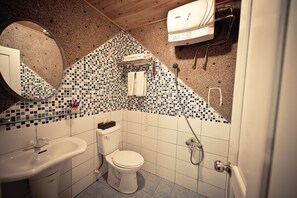 Habitación doble estándar | Baño | Regadera, amenidades de baño gratuitas, secadora de cabello, pantuflas