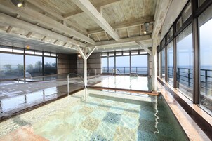 Bañera con ducha, artículos de tocador gratuitos, pantuflas