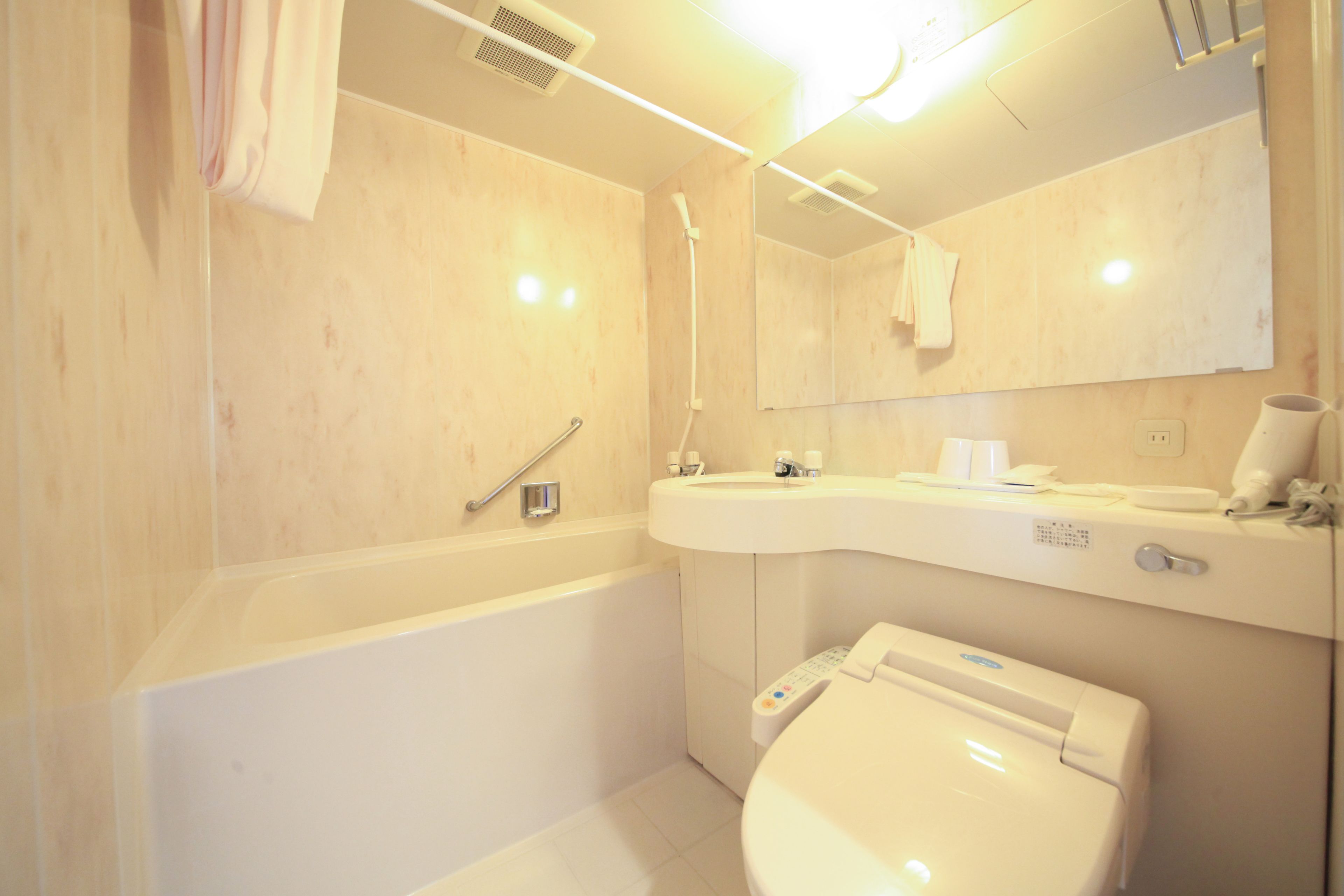Un baño moderno con bañera, inodoro y lavamanos.