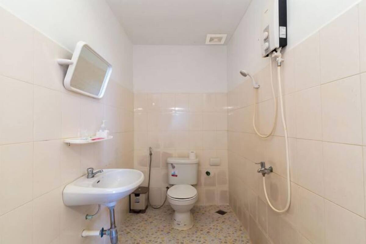 Dusche, kostenlose Toilettenartikel, Haartrockner, Hausschuhe