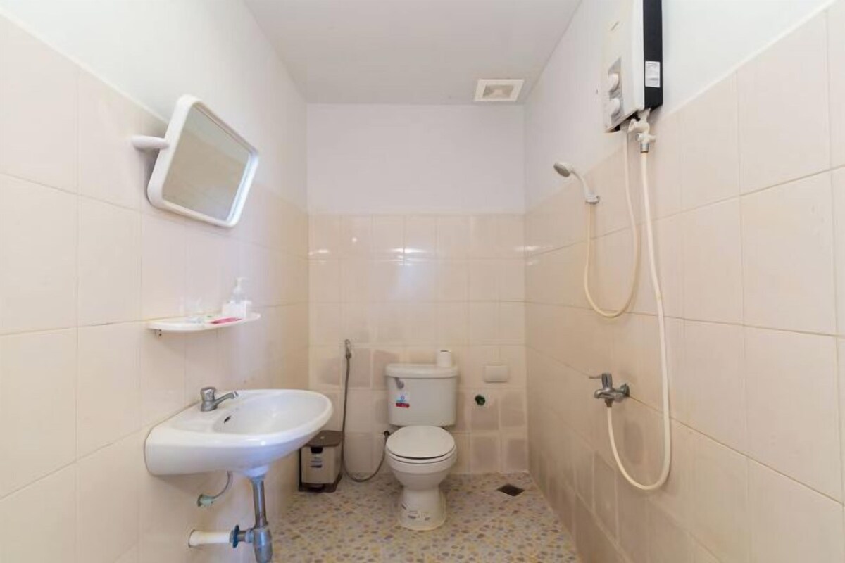 Un baño pequeño y limpio con lavabo, inodoro y ducha.