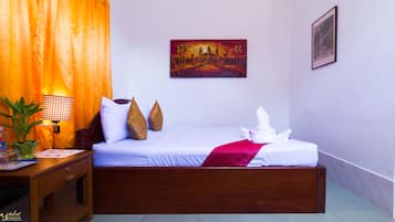 Quarto casal standard, 1 quarto, vista para a piscina (Airconditioning) | Frigobar, cofres nos quartos, escrivaninha, Wi-Fi de cortesia