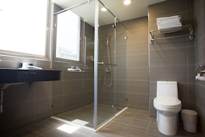 Free toiletries, hair dryer, slippers, towels - Ta Lee Hotel (Tainan)