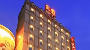 Front of property - evening/night - Ta Lee Hotel (Tainan)