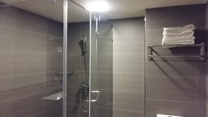 Deluxe Double Room | Bathroom shower
