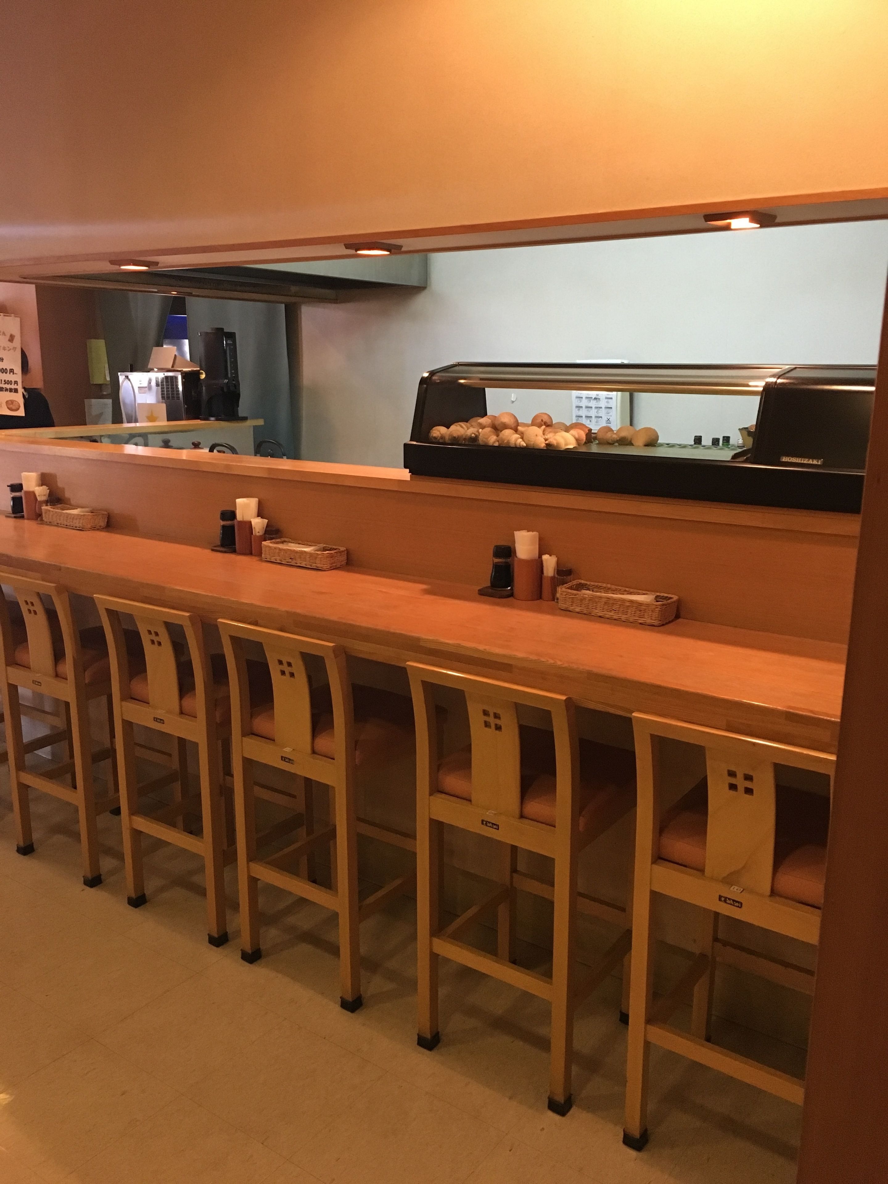 朝食、ランチ、ディナーに営業