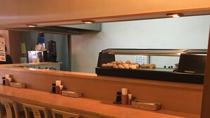 供应早餐、午餐和晚餐