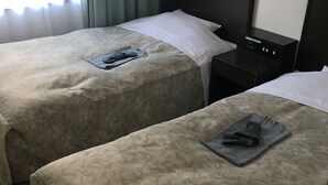 标准双床房 | 办公桌、免费 WiFi