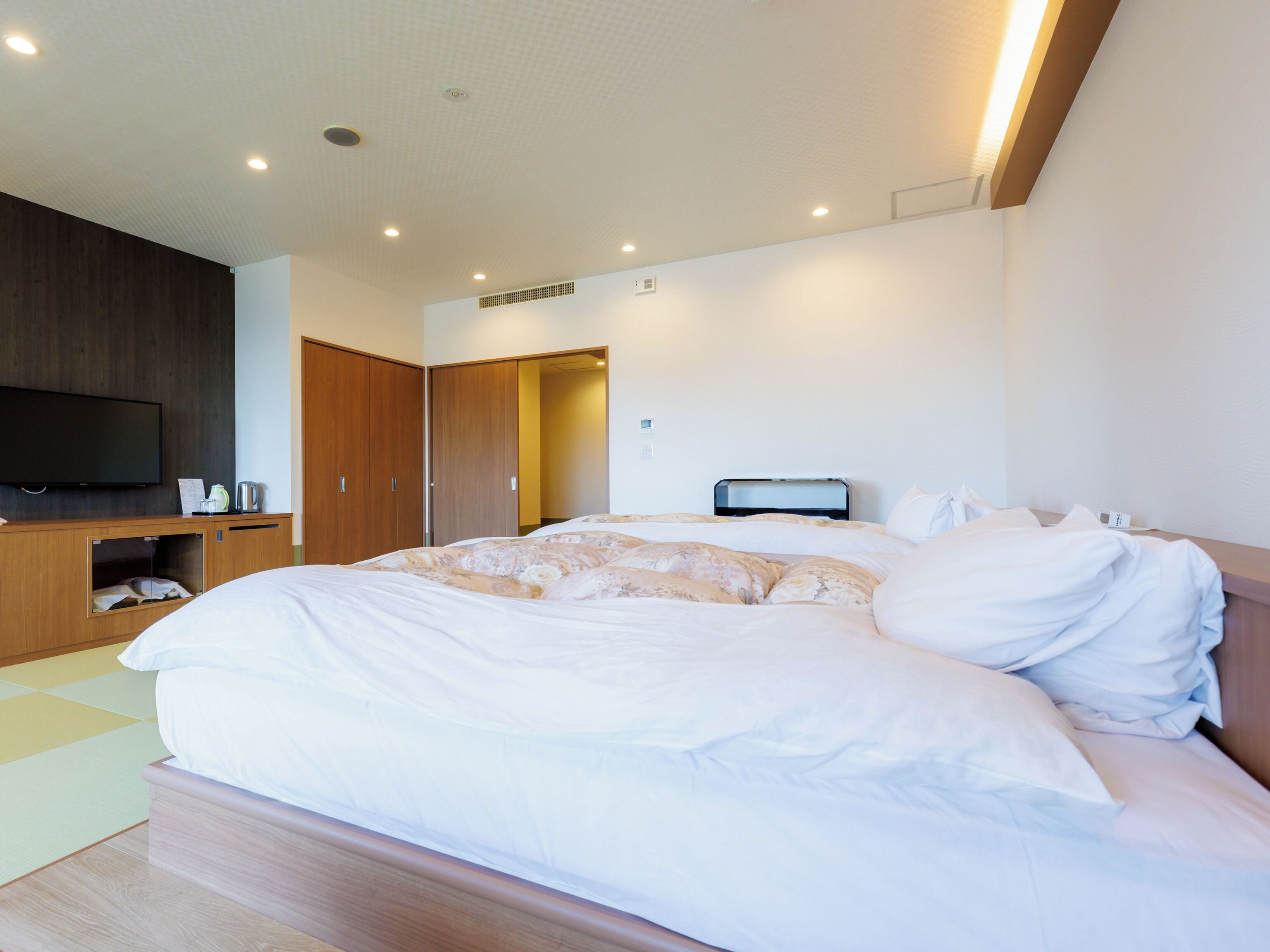 Japanese-Western Style 12.5 Tatami Non-Smoking (East) | 1 bedroom, bed sheets