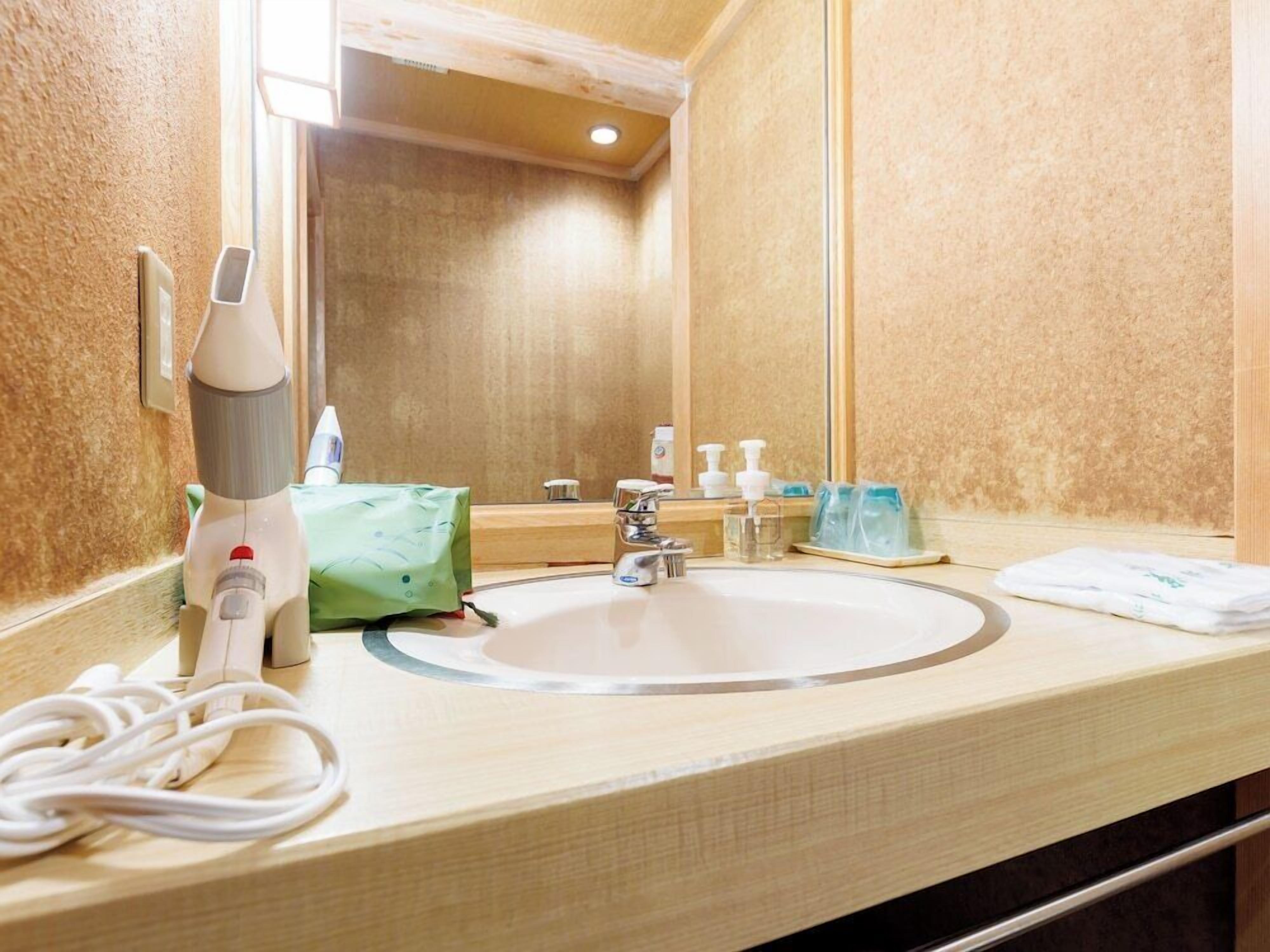 Bathroom | Separate tub and shower, free toiletries, hair dryer, slippers