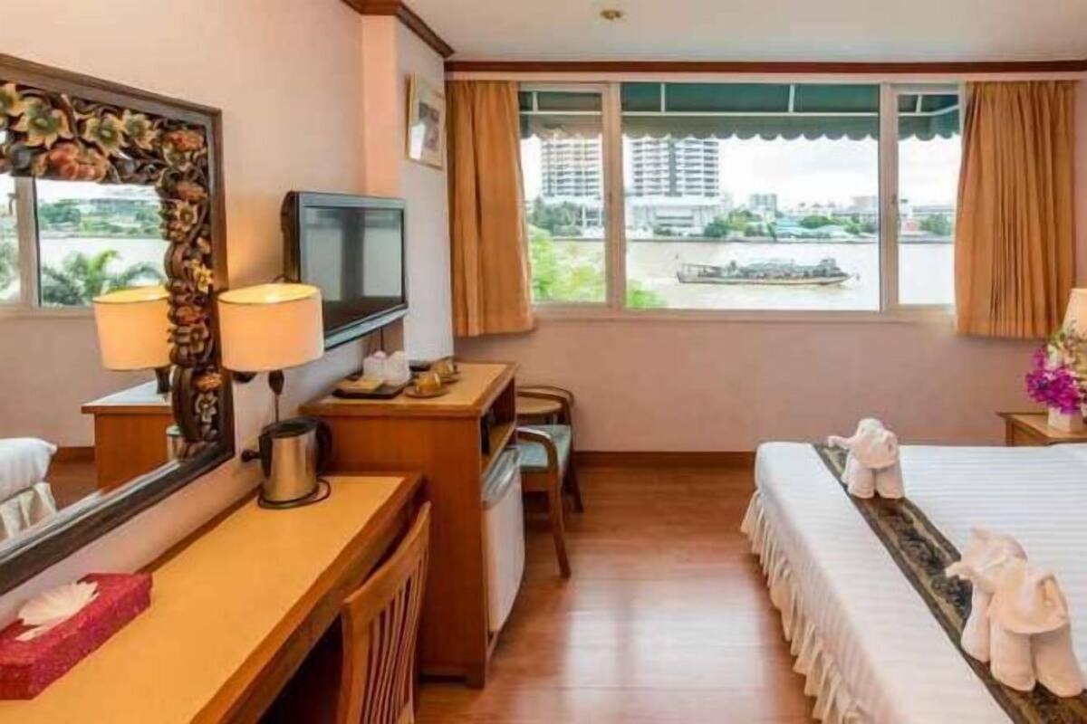 In-room safe, desk, free WiFi