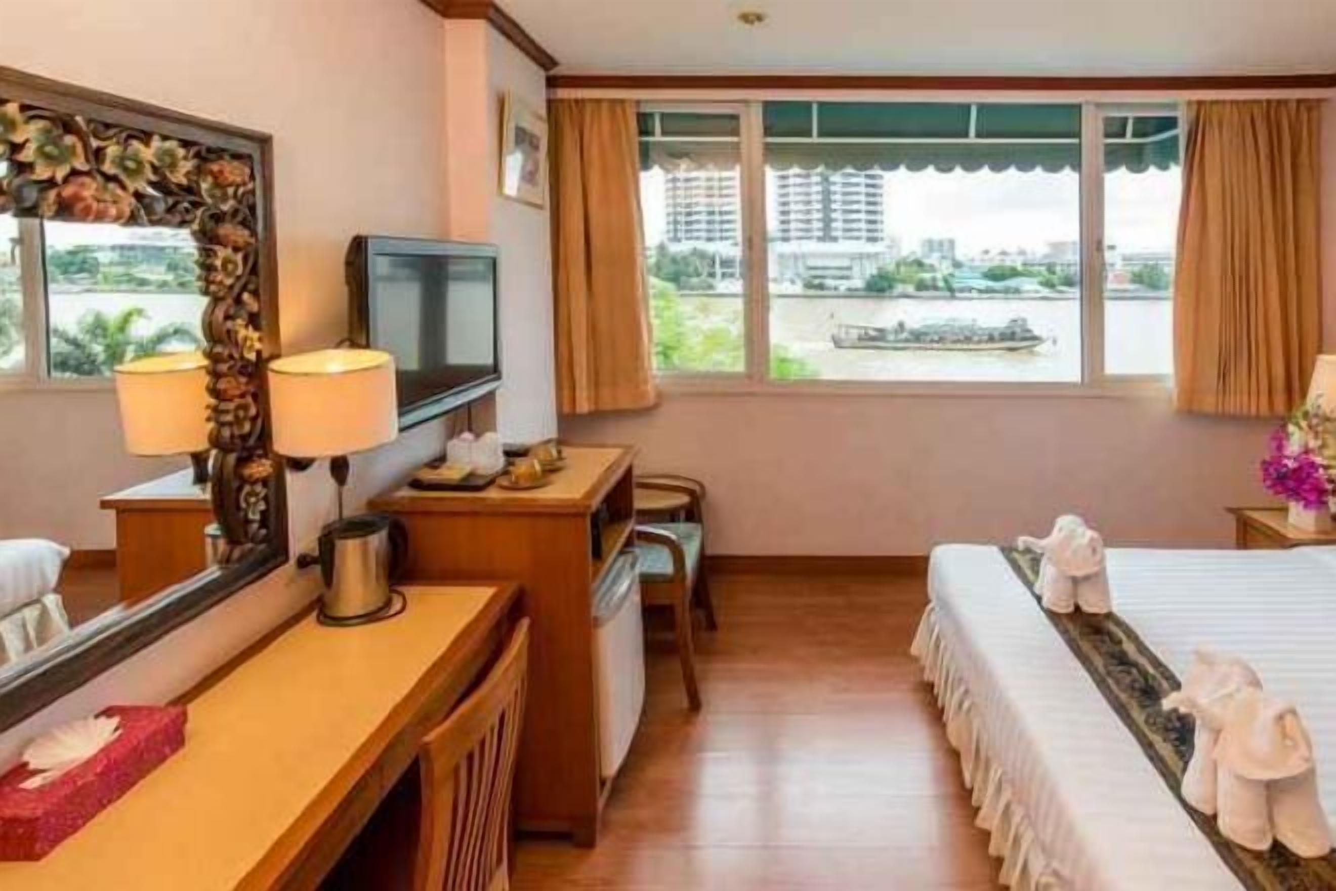 In-room safe, desk, free WiFi