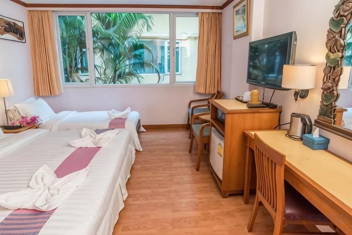 In-room safe, desk, WiFi (free)