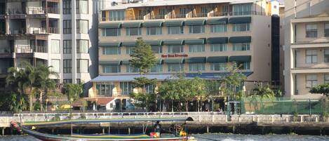 In-room safe, desk, free WiFi