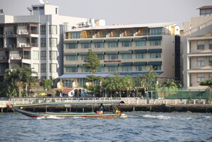 客房内保险箱、办公桌、免费 WiFi