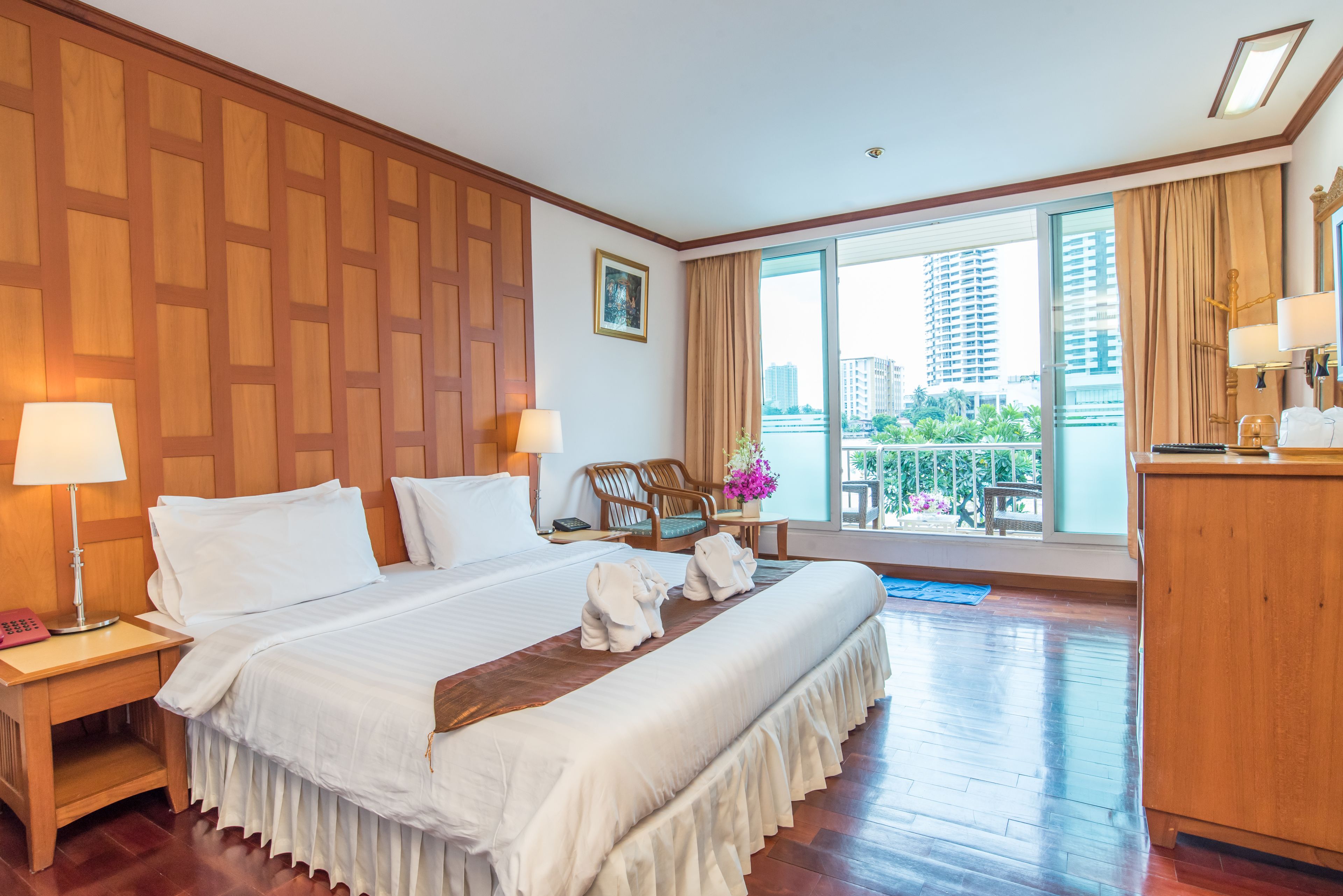 In-room safe, desk, free WiFi