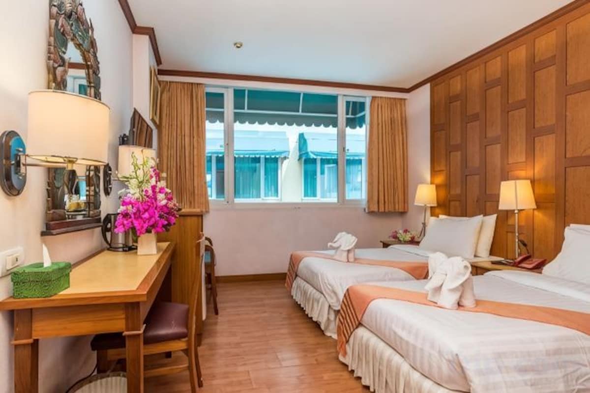 In-room safe, desk, free WiFi