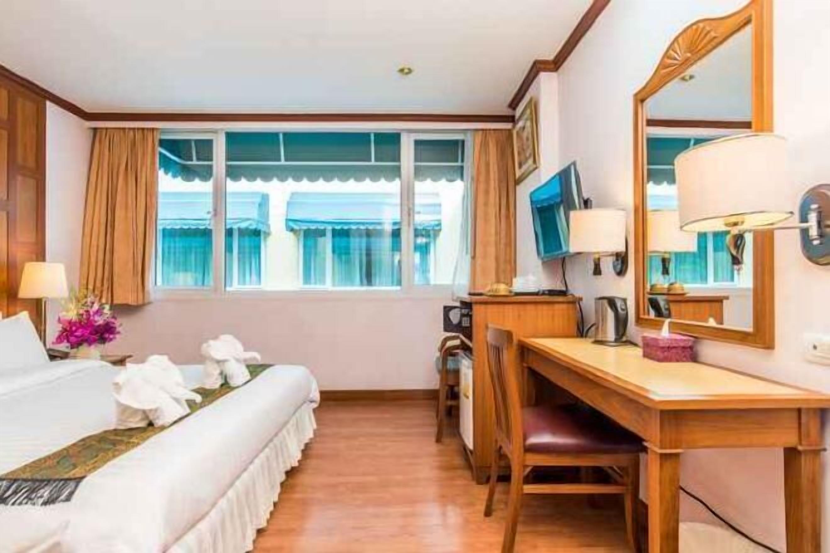 In-room safe, desk, free WiFi