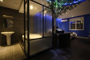 Deluxe Room | Bathroom | Shower, free toiletries