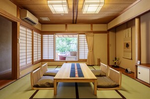 露天風呂付客室 | リビング エリア | 32 インチの薄型テレビ (衛星放送視聴可)、テレビ