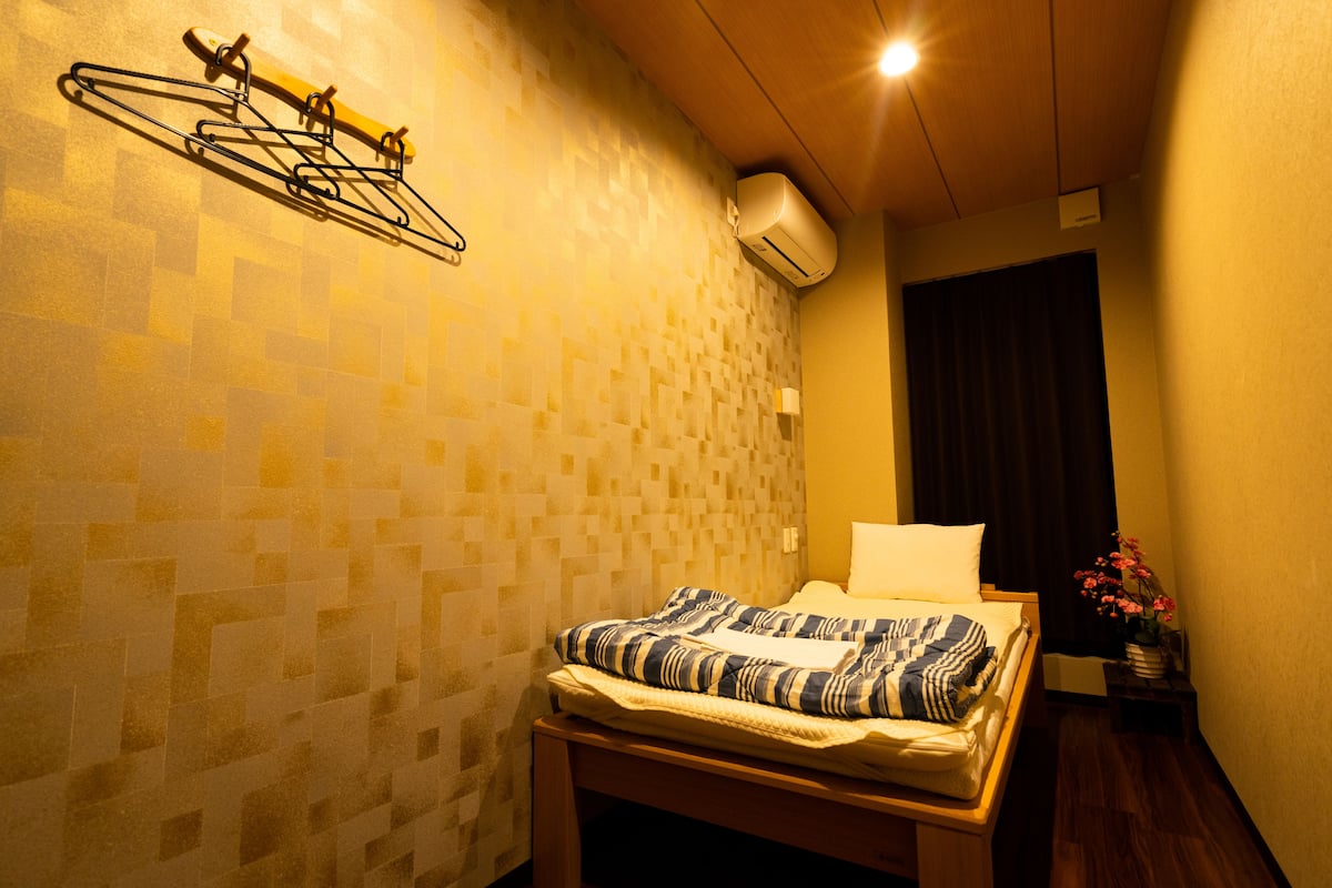 Caja de seguridad en la habitación, wifi gratis y ropa de cama