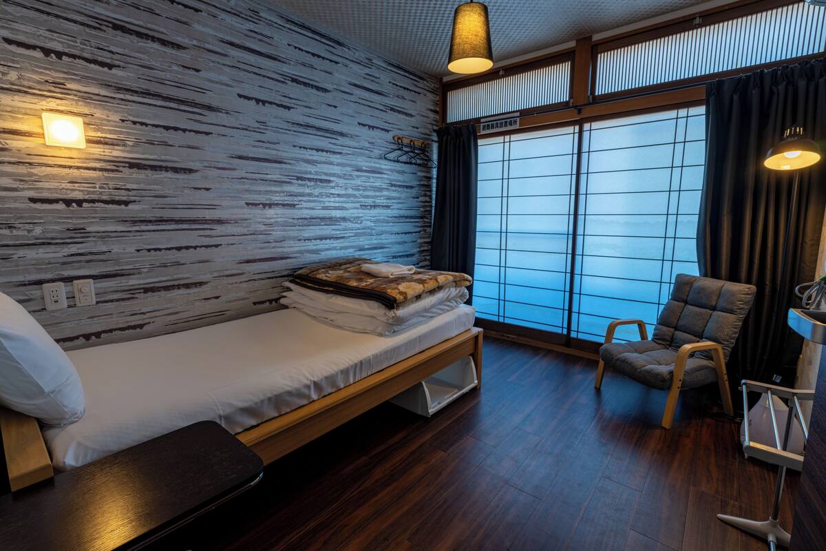 Habitación individual económica | Caja fuerte, wifi gratis, ropa de cama