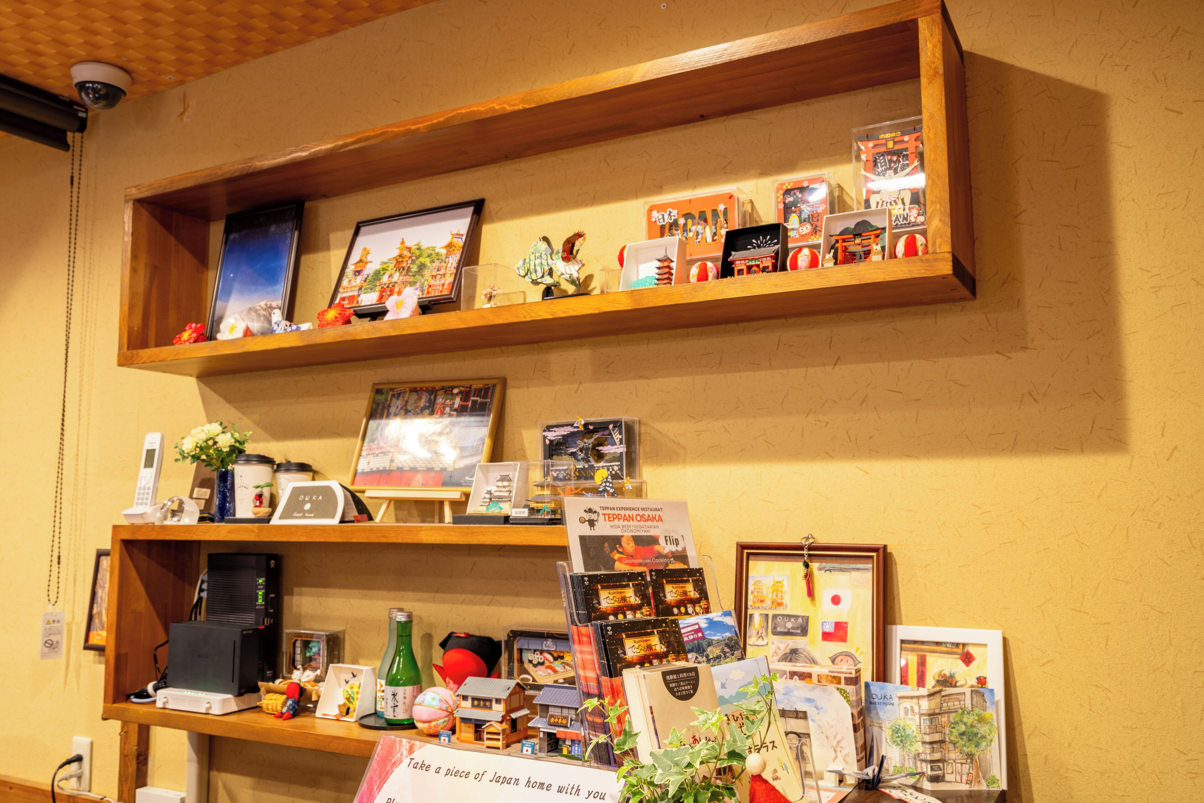 Una exhibición de recuerdos y artículos culturales japoneses en estantes.