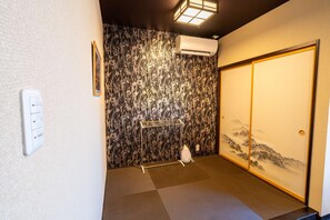 Japanese-Style Triple Room with Bed with Shared Bathroom | In-room safe, free WiFi, bed sheets - Guest House Ouka - Hostel (Takayama)