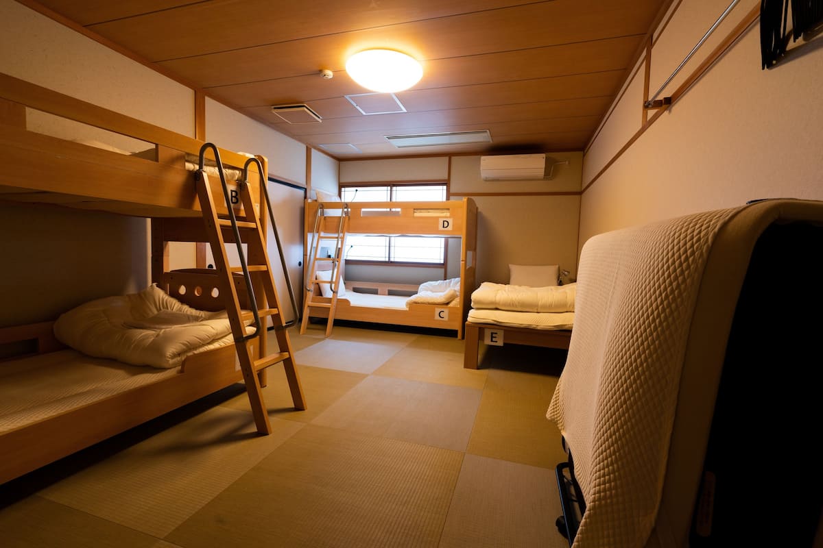 Caja de seguridad en la habitación, wifi gratis y ropa de cama