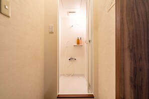 Bathroom shower - Guest House Ouka - Hostel (Takayama)