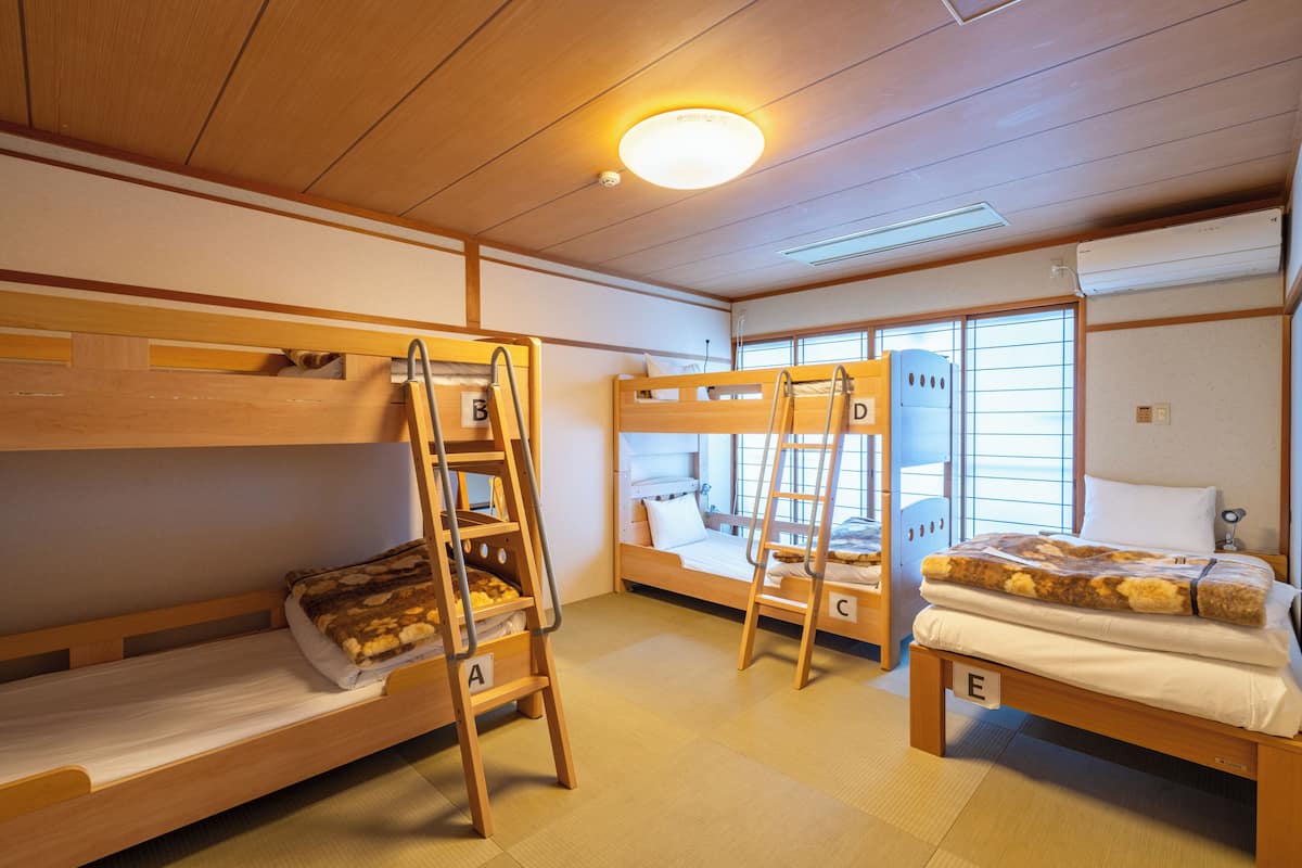Familjerum - delat badrum (5 Adults) | Värdeförvaringsskåp på rummet, gratis wi-fi och sängkläder