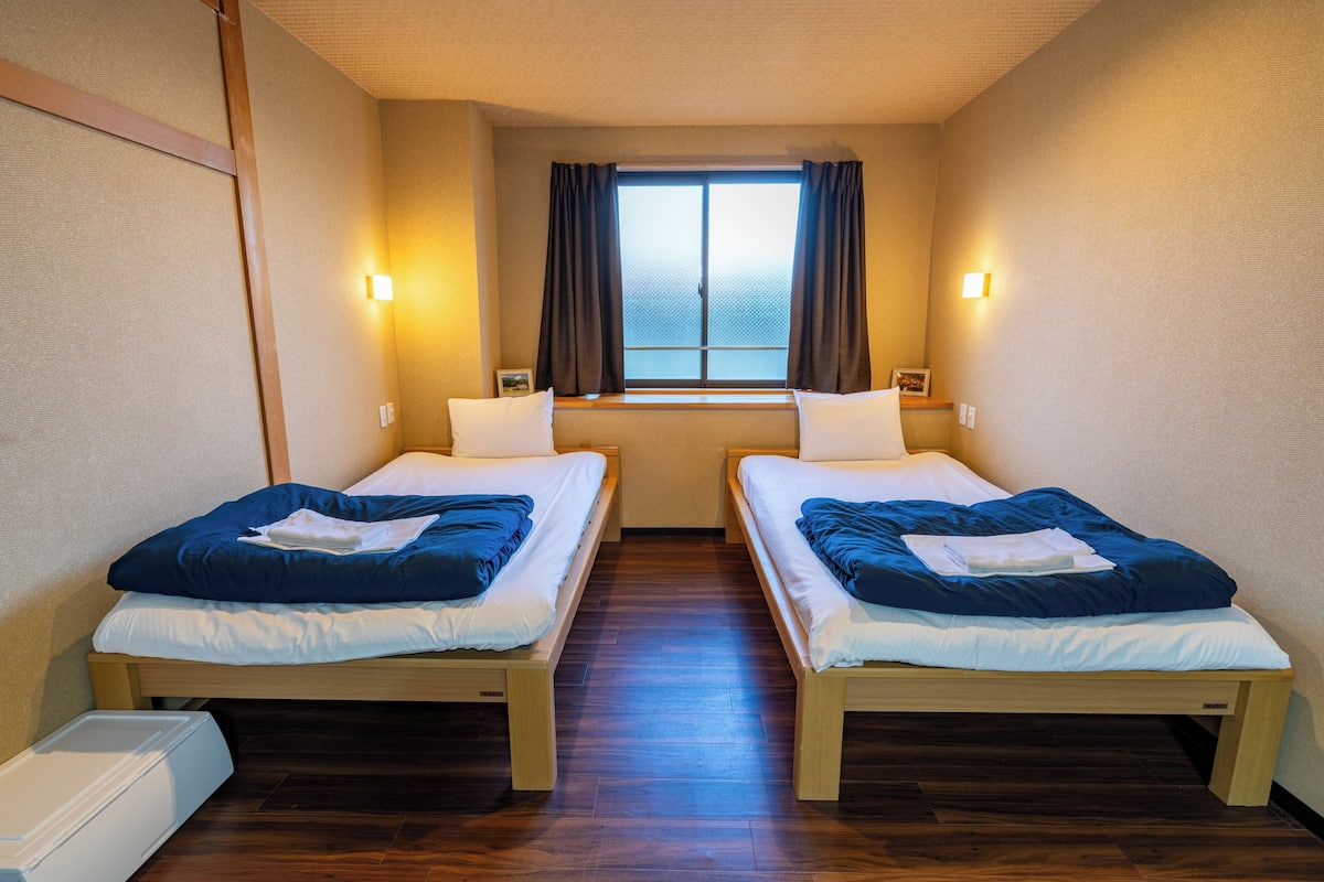 Traditionellt rum - delat badrum (Japanese Style Family Room with Bed) | Värdeförvaringsskåp på rummet, gratis wi-fi och sängkläder