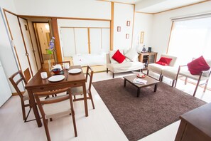 Maison mitoyenne, 2 chambres | Coin séjour | TV connectée de 32 pouces avec chaînes numériques, télévision