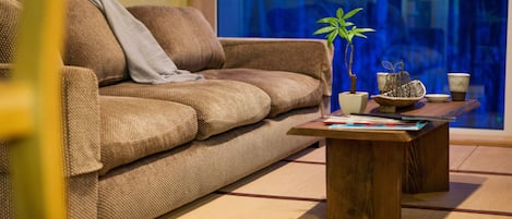 タウンホーム 2 ベッドルーム | リビング エリア | 32 インチのスマートテレビ (デジタル放送視聴可)、テレビ