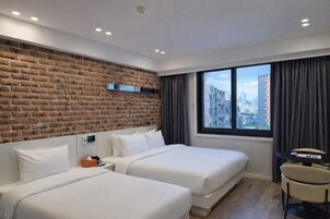 Kamar Twin Standar | Meja kerja, tirai kedap cahaya, dan Wi-Fi gratis