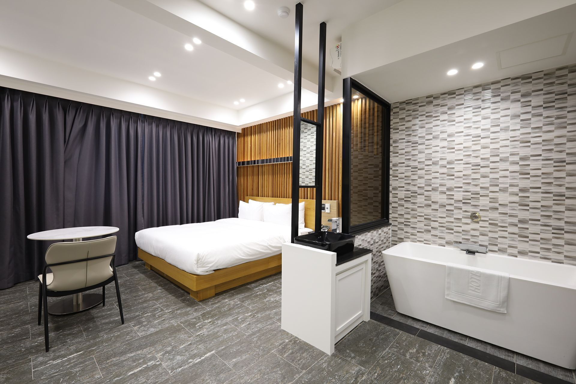 deluxe double room | 2 bedrooms, individually decorated, individually furnished, desk