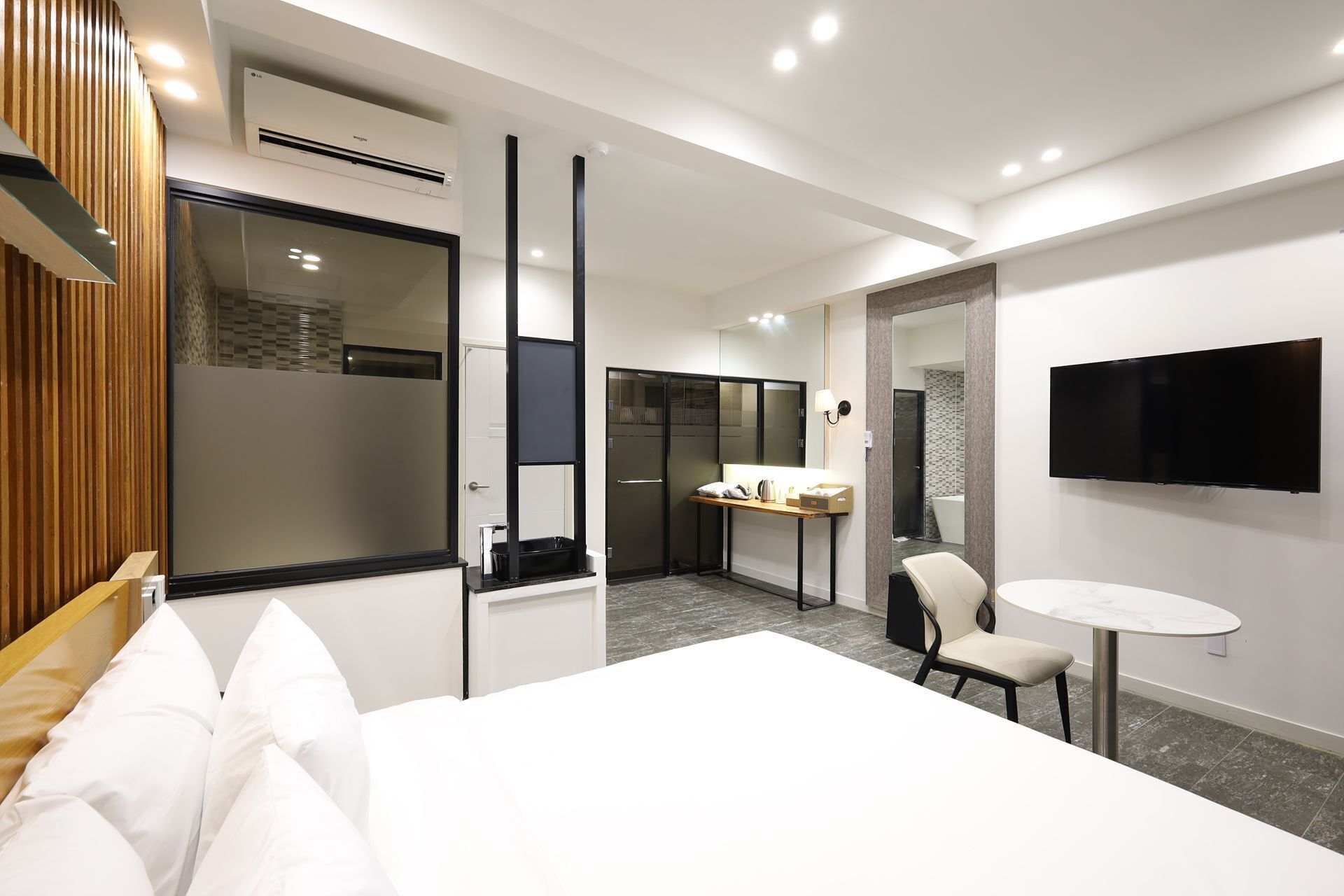 deluxe double room | 2 bedrooms, individually decorated, individually furnished, desk