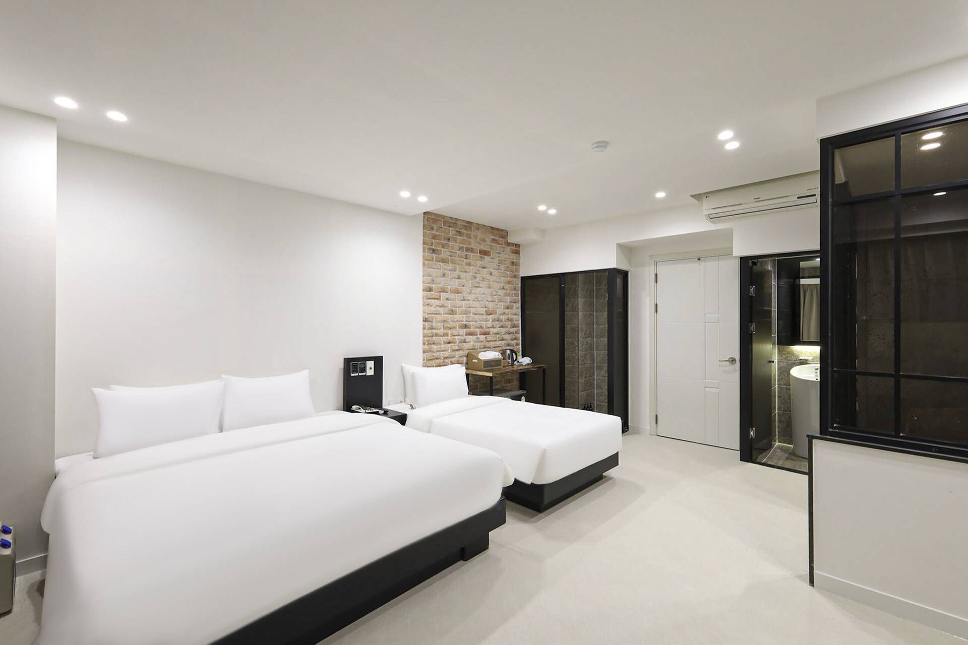 Kahden hengen deluxe-huone (kaksi sänkyä) | Yksilöllisesti sisustettu, yksilöllisesti kalustettu, työpöytä