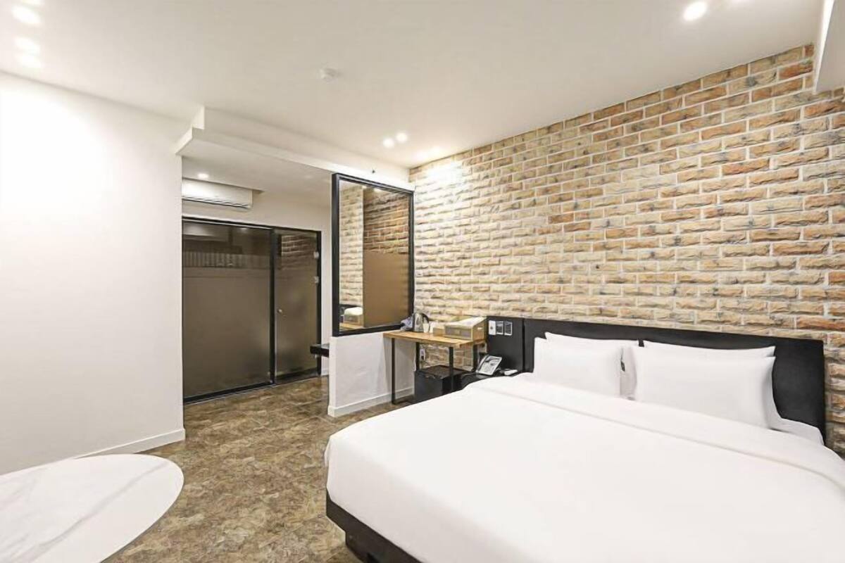 2 quartos, individualmente decorados, individualmente mobiliados