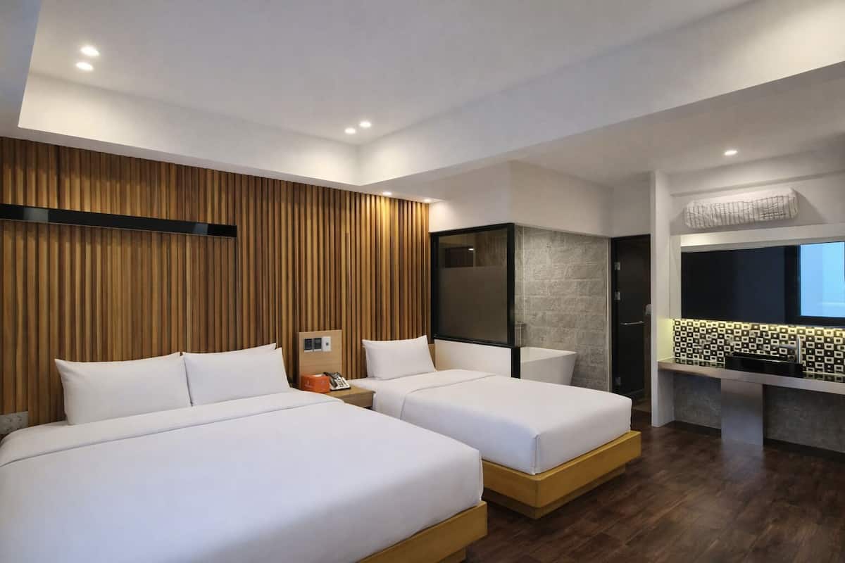 Habitación Deluxe con 2 camas individuales | Decoración personalizada, muebles diferentes y escritorio